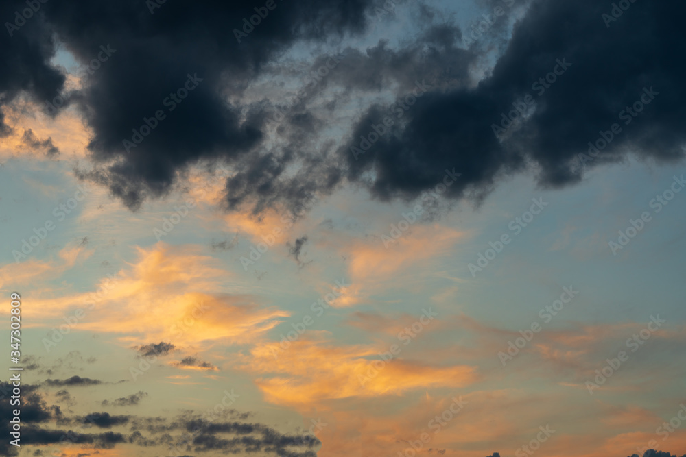 Gewitter und Sturmwolken bei Sonnenuntergang