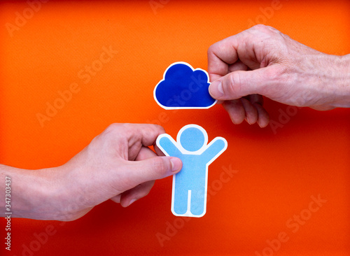 Illustration personnage bleu les bras levés avec un nuage au-dessus de la tête, tenu par deux mains sur un fond orange
