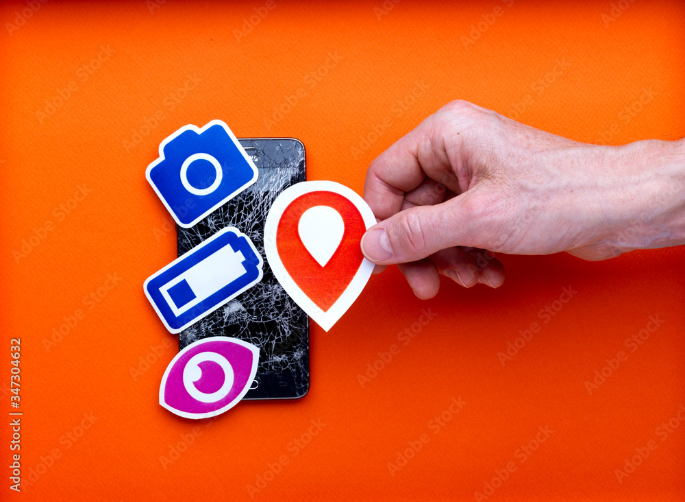concept téléphone cassé et icones appareil photo, batterie, oeil et localisation pour prise en charge assurance smartphone avec main sur fond orange illustration concept téléphone cassé et icones appareil photo, batterie, oeil et localisation pour prise en charge assurance smartphone avec main sur fond orange illustration