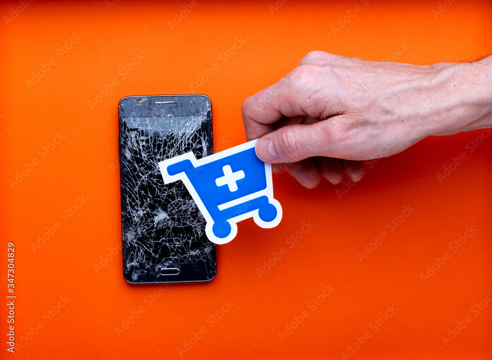 concept téléphone cassé et chariot panier pour prise en charge