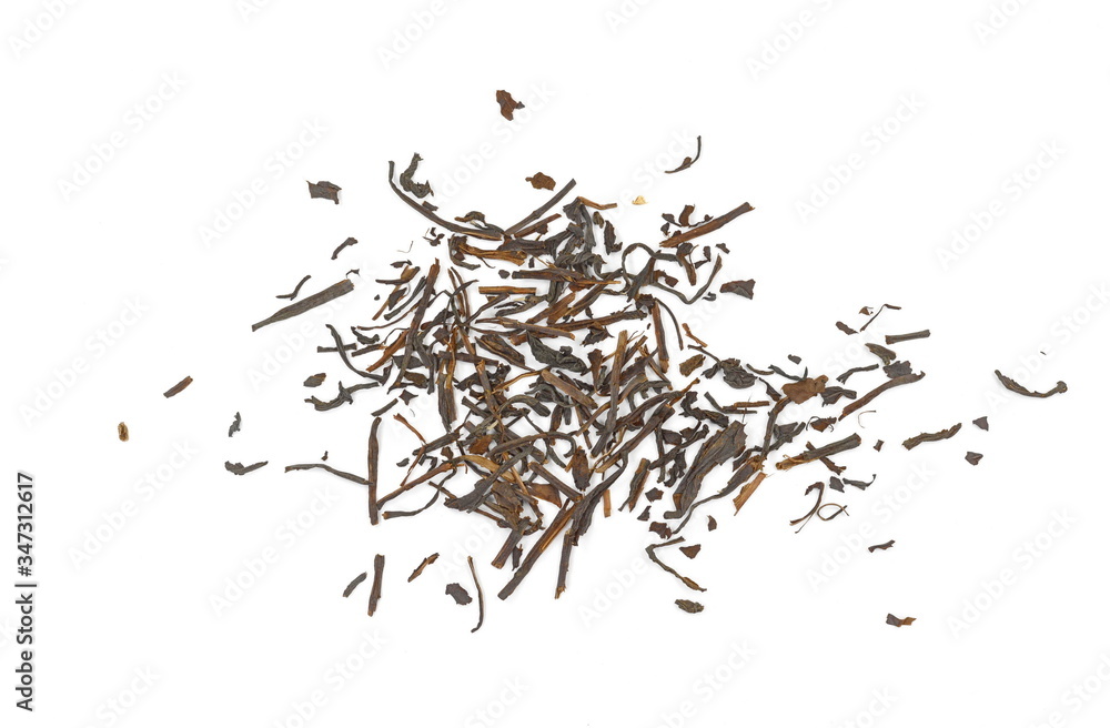 Fototapeta premium Dry black tea isolated on white background