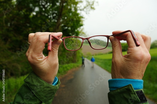Suche Suchbrille in der Natur Brille mit Regentropfen Glas Brillenglas bunt Regen Regentag Abenteuer Waldspaziergang