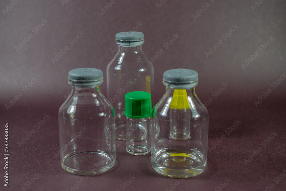 pequeñas botellas de vidrio de distintos colores y formas pequeñas botellas de vidrio de distintos colores y formas