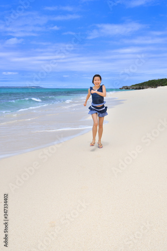 ビーチで走る女の子(沖縄 宮古島 長間浜)