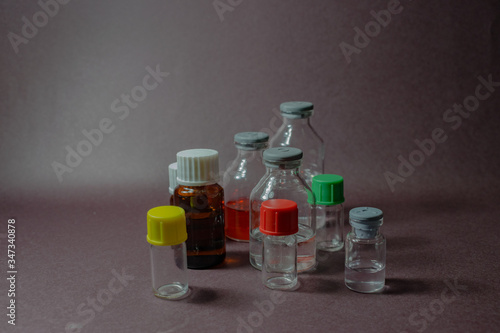 pequeñas botellas de vidrio de distintos colores y formas