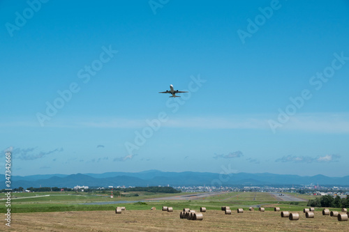 牧草ロールと飛行機 © kinpouge