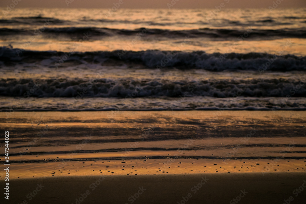 Obraz premium Vista del atardecer en las olas de la playa con diferentes colores