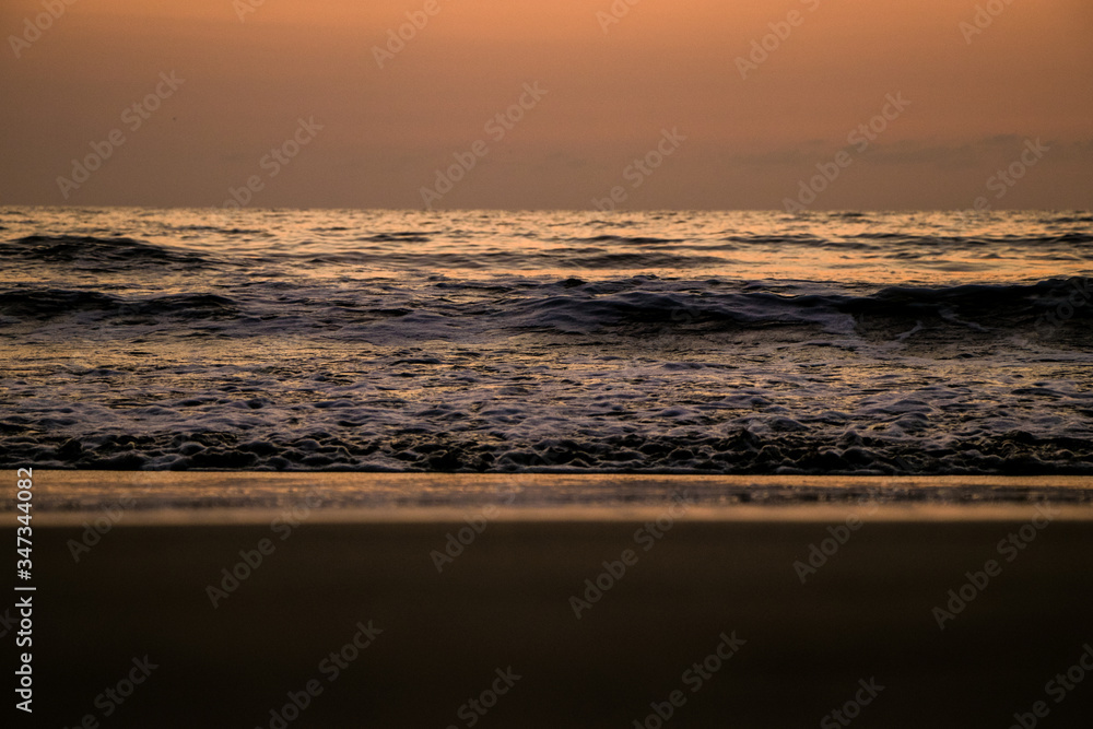 Obraz premium Atardecer en las olas del mar