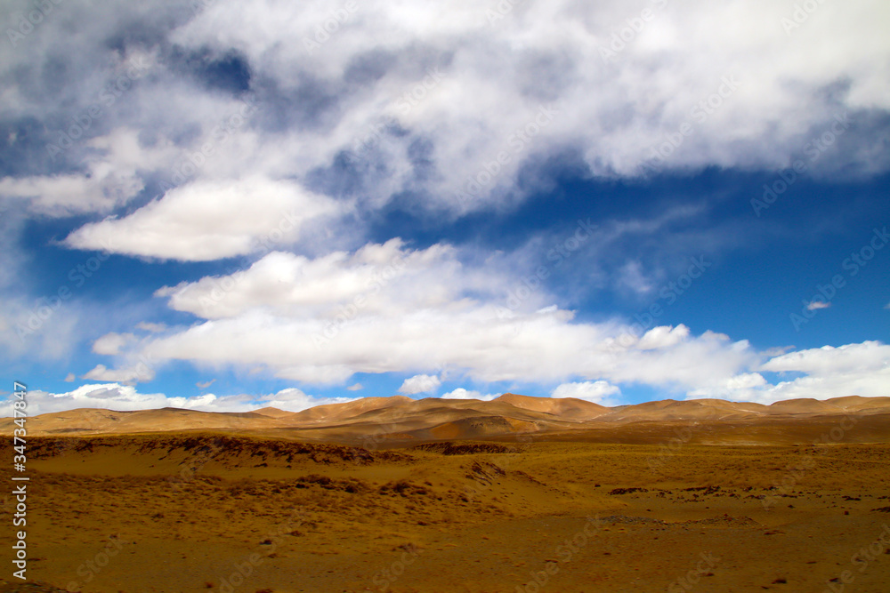 Landforms on the Qinghai-Tibet Plateau, under blue sky and white clouds, wetlands, grasslands, deserts and ice lakes interlace