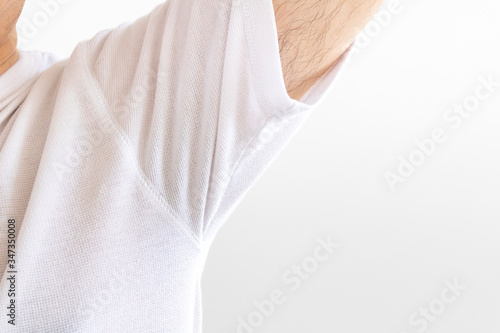 半袖シャツを着ている男性の脇の下のクローズアップ