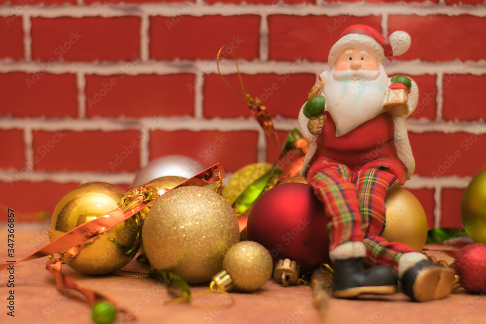 Decoraciones navideñas de esferas y juguete de Santa Claus