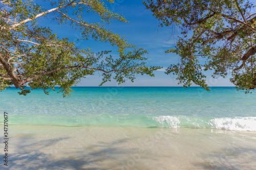 Fototapeta Naklejka Na Ścianę i Meble -  Beautiful turquoise sea and bright blue sky, samed island, thailand