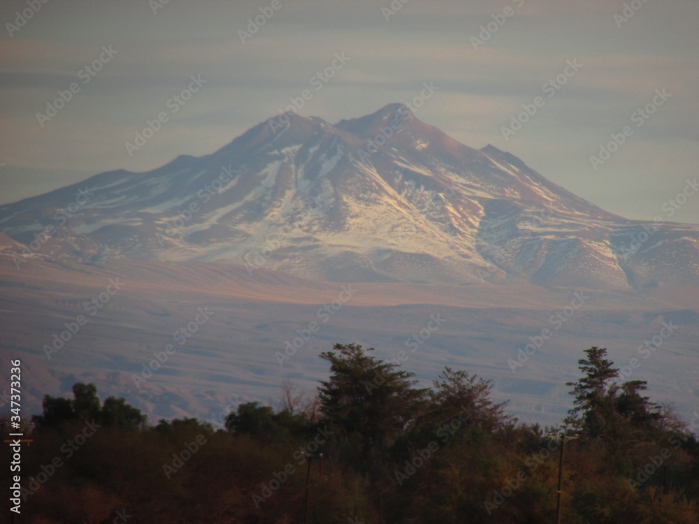 Montaña nevada en San Pedro de Atacama, Chile 