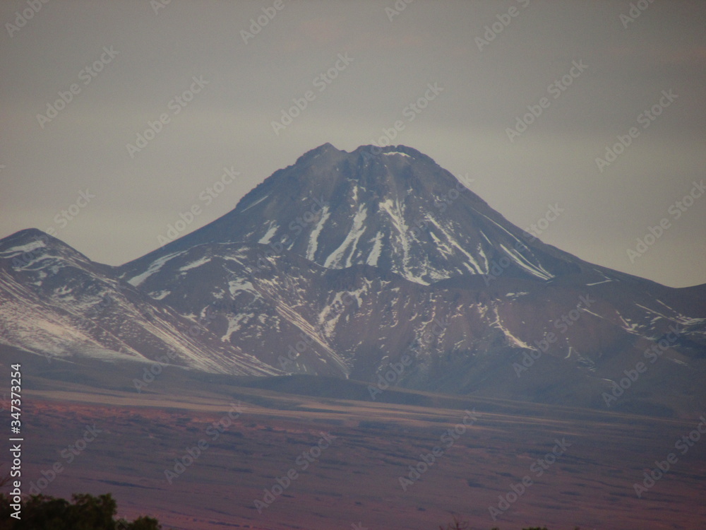 montañas nevadas en San Pedro de Atacama, Chile 