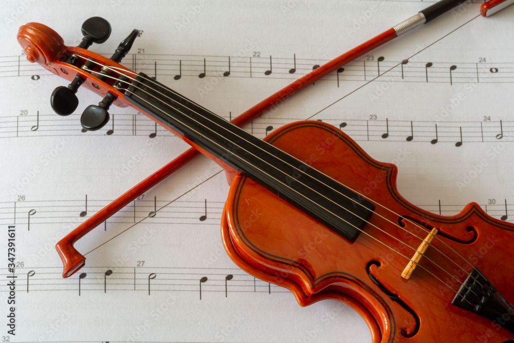 Naklejka premium violin on note paper