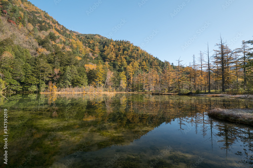 上高地・紅葉の明神池 上高地・紅葉の明神池