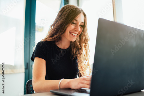Giovane ragazza lavora e studia da casa