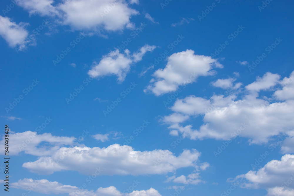 青い空に浮かぶ雲 青い空に浮かぶ雲