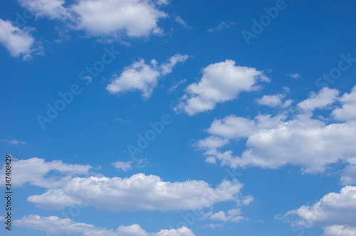 青い空に浮かぶ雲