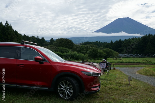 車と富士山 © ZUKKY
