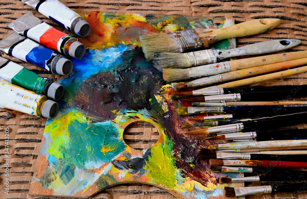 Obraz premium Paint brush and oil colors