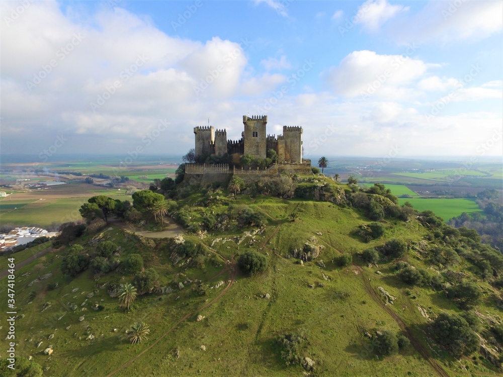 Castillo medieval de Almodovar del Río visto desde el aire