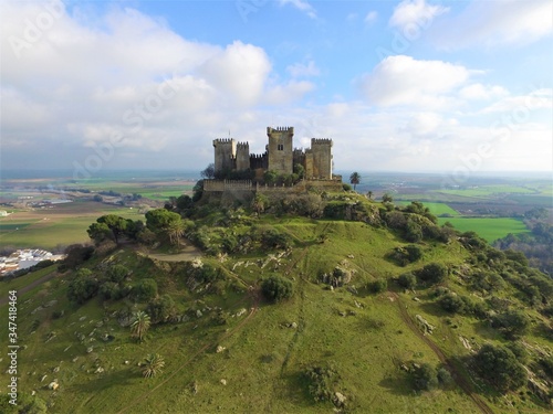 Castillo medieval de Almodovar del Río visto desde el aire