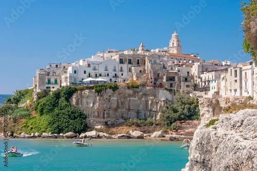 Tableau sur toile Paesaggio del centro storico di Vieste, ridente cittadina del promontorio del Ga