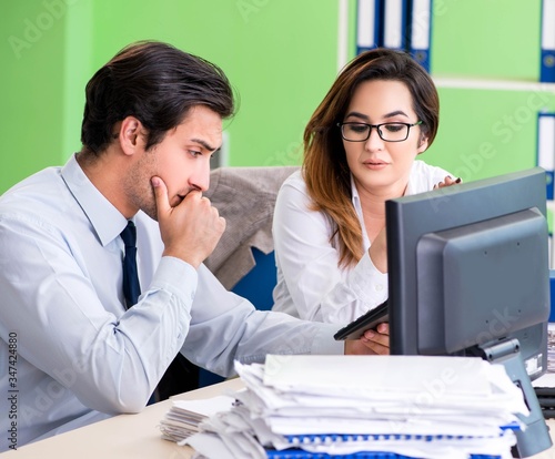 Φωτογραφία Two financial specialists working in the office