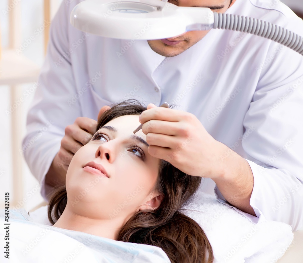 Naklejka premium Woman visiting doctor cosmetologyst in beauty concept