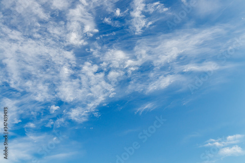 Wolkengebilde mit leichter blauer Himmel