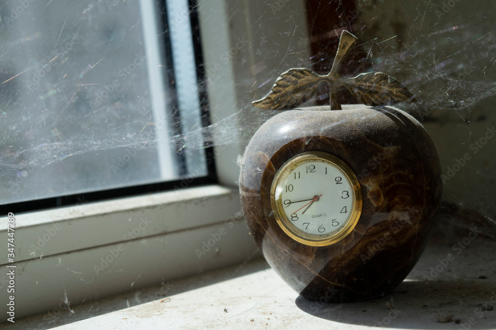Naklejka premium Apple with clock in spider web