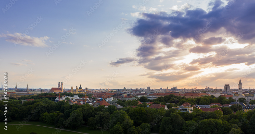 Obraz premium View over Munich during sunset, frauenkirche, panorama