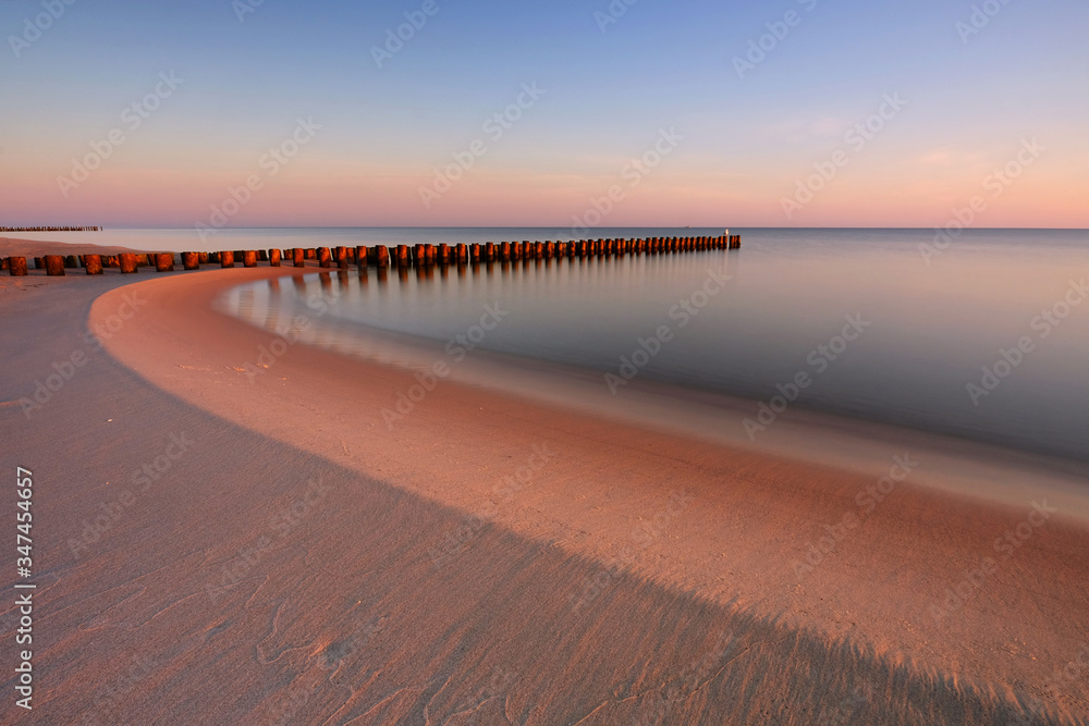 Wschód słońca na wybrzeżu Morza Bałtyckiego,plaża w Kołobrzegu,Polska.