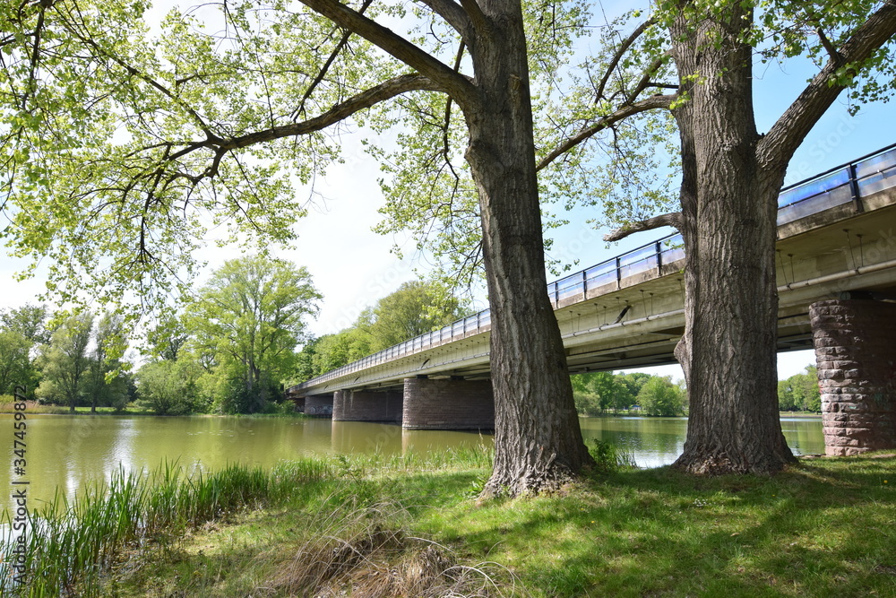 Spannbetonbrücke über einen Kiesteich in Hannover Spannbetonbrücke über einen Kiesteich in Hannover