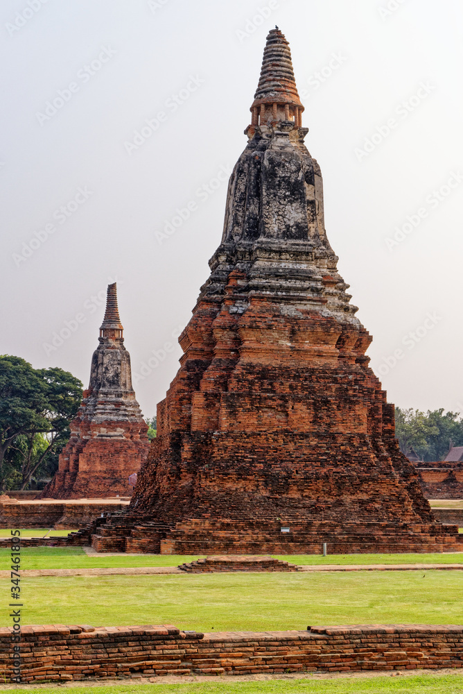 Fototapeta premium Wat Chaiwatthanaram temple in Ayuthaya Historical Park - Thailand