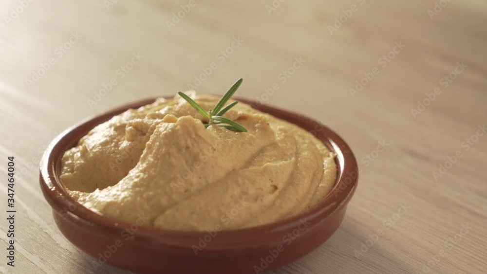 Process of how homemade hummus is made, with garlic, chickpeas, olive oil and spices Stock ビデオ