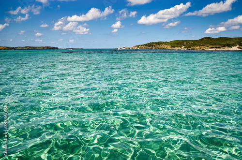 Kristallklares Wasser in der Bucht von Es Grau auf Menorca