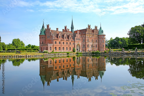Fotografiet Egeskov Castle is located near Kvaerndrup, in the south of the island of Funen, Denmark