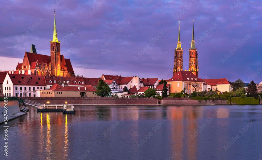 Naklejka premium Stare miasto wieczorem