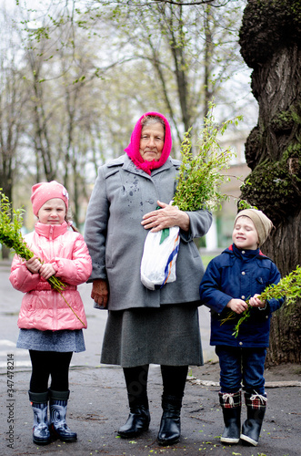 Εκτύπωση καμβά spring, palm week, grandchildren with grandmother, green willow branches, went t