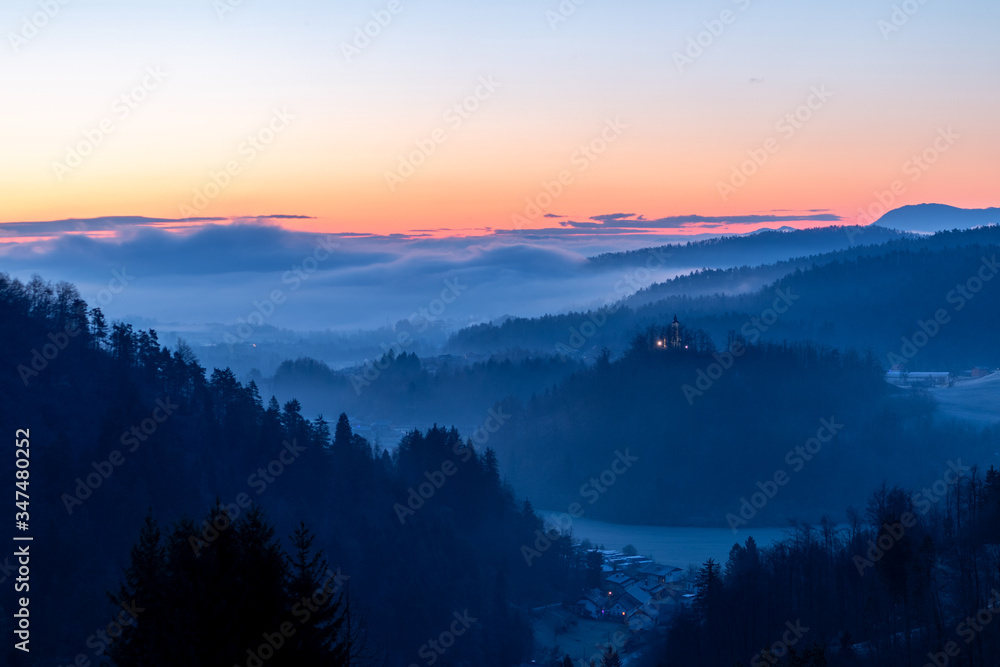 Obraz premium Sunrise over the mountains