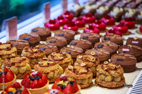 Foto a display of induvidual cakes