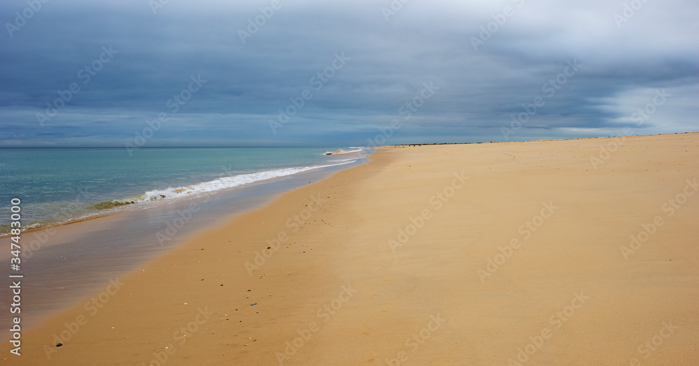 Playa solitaria en un dia de tormentas