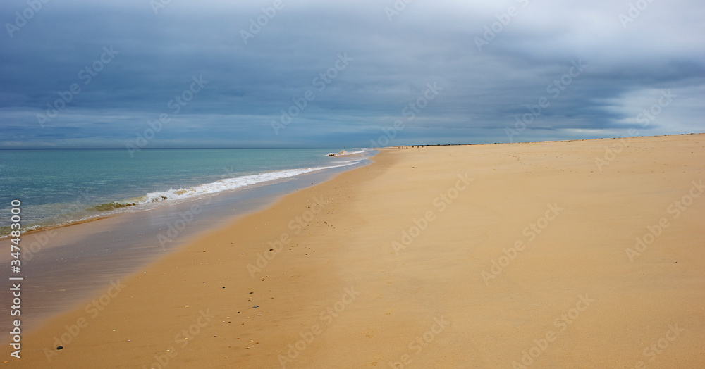 Playa solitaria en un dia de tormentas Playa solitaria en un dia de tormentas