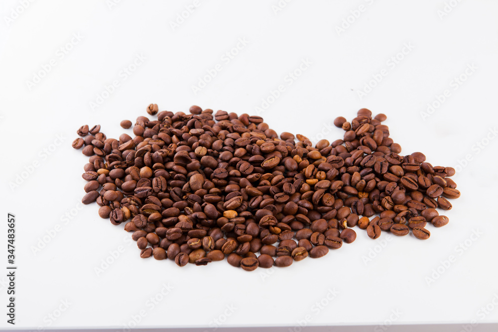 Obraz premium roasted coffee beans on a white background