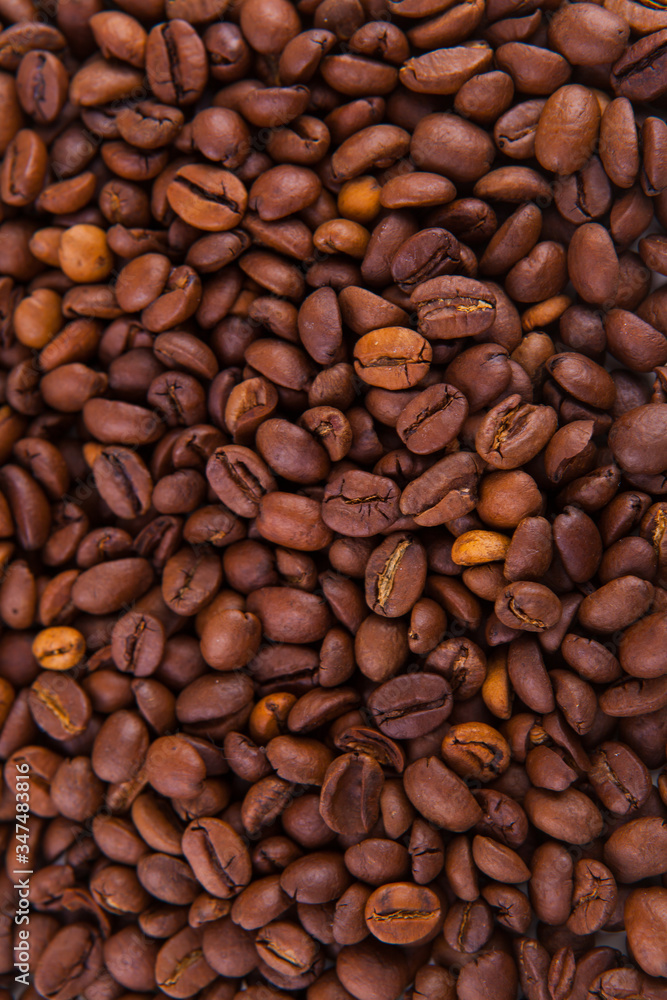 Fototapeta premium roasted coffee beans on a white background
