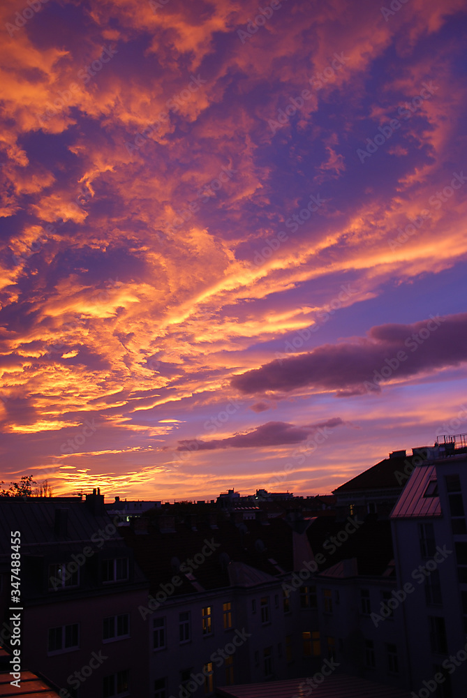 Ein stimmungsvolles Morgenrot über den Dächern von Wien