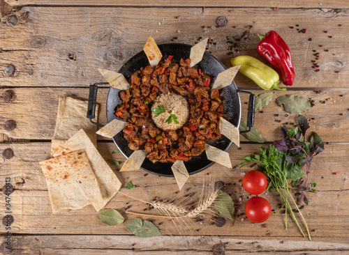 Foto Meat saute in traditional pan - Sac kavurma, Turkish Food