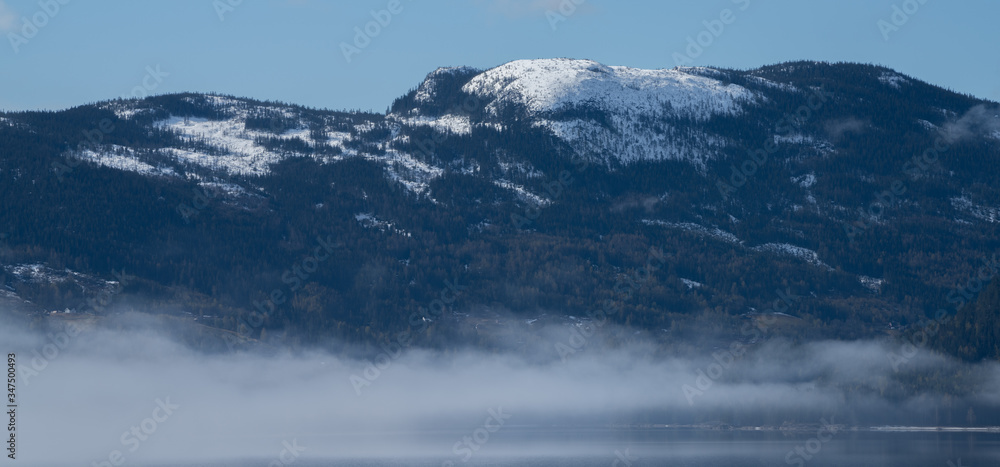 Mgła nad jeziorem Krøderen w Norwegii